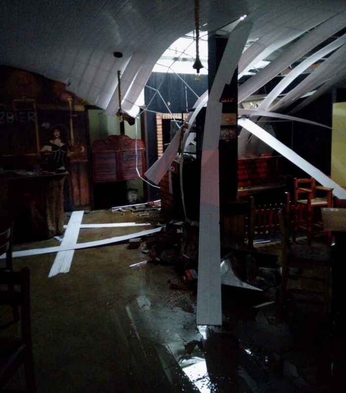 Telhado desaba durante temporal e deixa trabalhador ferido em Timb&oacute; – Foto: Corpo de Bombeiros Militar/Reprodu&ccedil;&atilde;o/ND