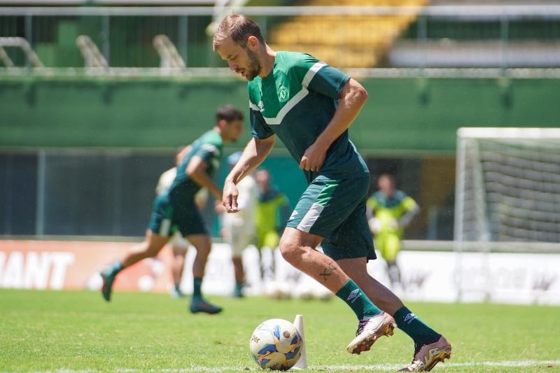 Thomás conduz a bola durante treino da Chapecoense