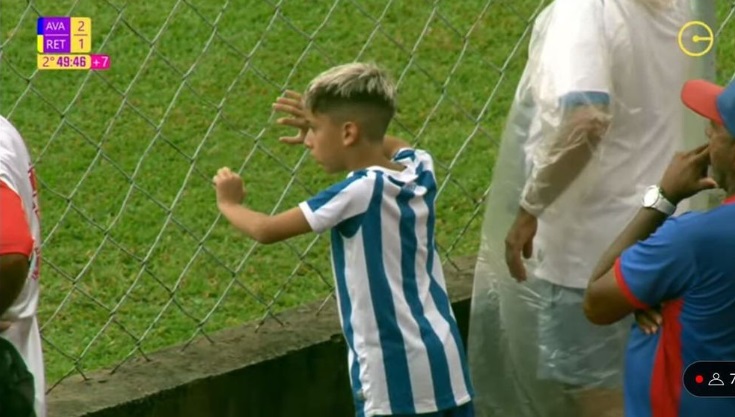 Filho do técnico Raphael Laruccia, do Avaí, foi flagrado na arquibancada durante jogo da Copinha