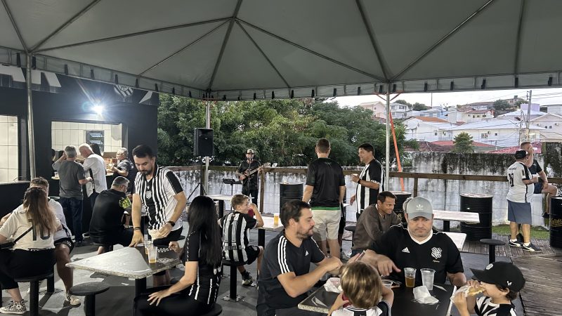 Ambiente com m&uacute;sica ao vivo agradou os torcedores do Figueirense – Foto: Ian Sell/ND
