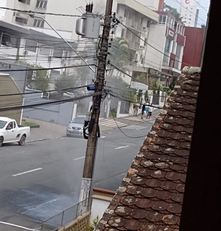 Transformador pega fogo e unidades ficam sem energia em Blumenau – Foto: Divulga&ccedil;&atilde;o/Reprodu&ccedil;&atilde;o/ND