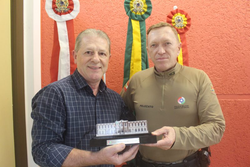 O comandante geral da PMSC entregou homenagem ao prefeito Val&eacute;rio Moretti, de Treviso – Foto: Treviso