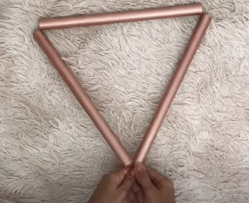 Construção da mesa decorativa com materiais simples - Foto: Camila Almeida/Reprodução/ND