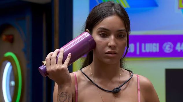 Imagem de Vanessa Lopes na casa do BBB 24 com semblante de quem está em quadro psicótico agudo