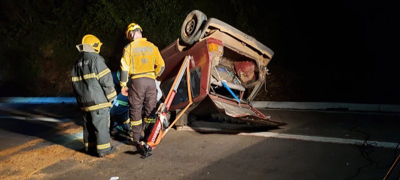 O idoso de 64 anos morreu ap&oacute;s capotar o carro e ficar presos &agrave;s ferragens. Foto: Corpo de Bombeiros / Divulga&ccedil;&atilde;o / ND