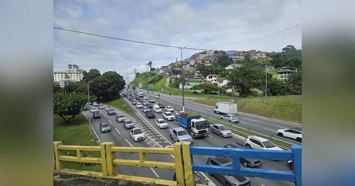 Trânsito intenso na entrada da Ilha através da Via Expressa.