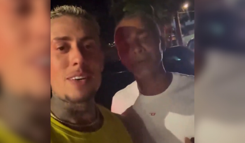 Mc Daniel e o ex-jogador de futebol Romário em foto 