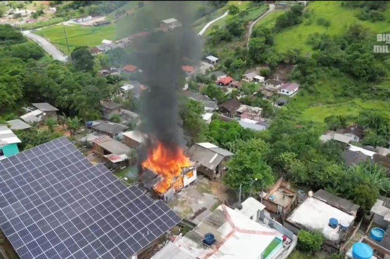 V&iacute;deo mostra fogo consumir a casa por completo – Foto: @biguacumilgrauoficial/Reprodu&ccedil;&atilde;o/ND