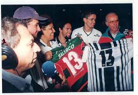 Zagallo, então técnico da Portuguesa-SP, recebendo uma camisa do Figueirense com o número 13, no Scarpelli