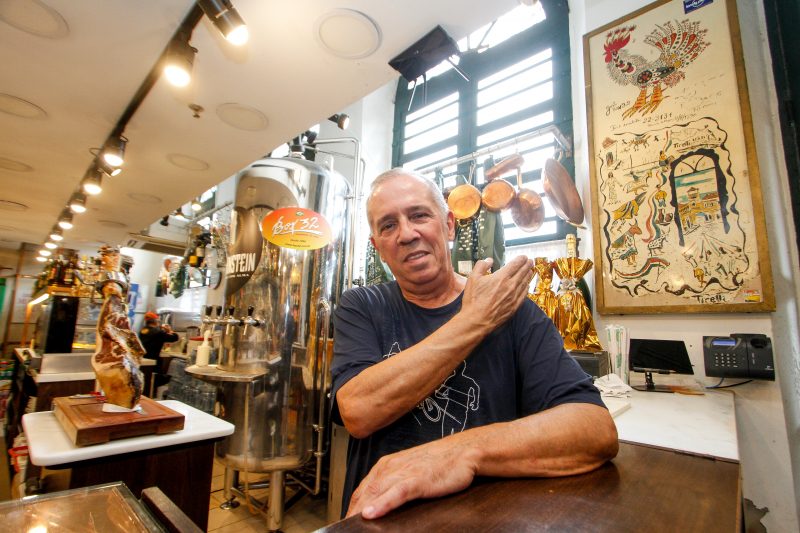 Beto Barreiros, dono do bar Box 32, no Mercado P&uacute;blico – Foto: Leo Munhoz/ND