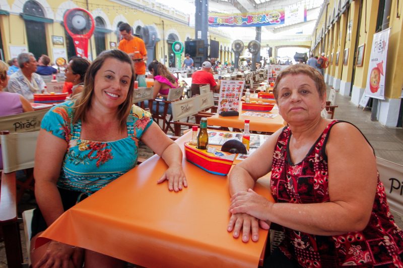 A aposentada Vera L&uacute;cia Martins e sua filha Gabriela Ebl, professora de educa&ccedil;&atilde;o infantil da rede municipal de ensino, costumam ir ao Mercado P&uacute;blico para provar os frutos do mar – Foto: Leo Munhoz/ND