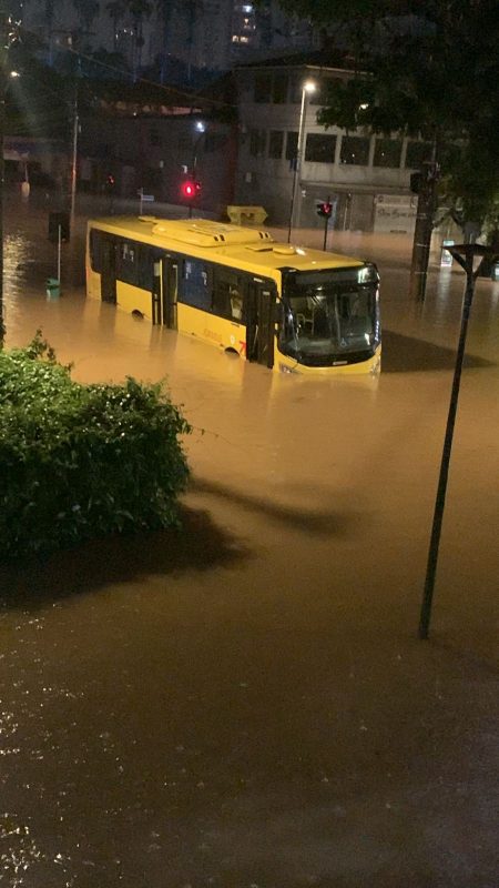 Ônibus parcialmente submerso durante enchente em Joinville