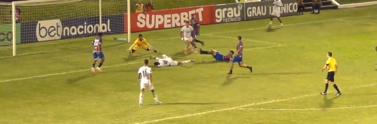 Lateral comete p&ecirc;nalti inacredit&aacute;vel na Copa do Nordeste – Foto: Twitter