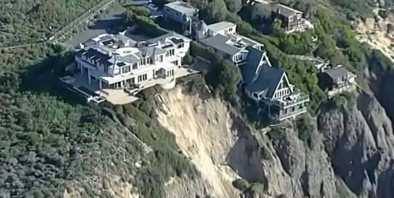 Casas ficam &agrave; beira do precip&iacute;cio ap&oacute;s chuvas intensas nos Estados Unidos – Foto: Abc7/ND