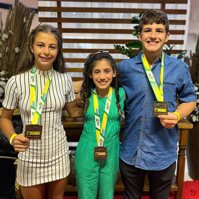 Emanuela, Milena e Guilherme s&atilde;o os tr&ecirc;s atletas graduados que receberam destaques na modalidade em Chapec&oacute; e Santa Catarina. Foto: Acha Jud&ocirc;/Divulga&ccedil;&atilde;o/ND