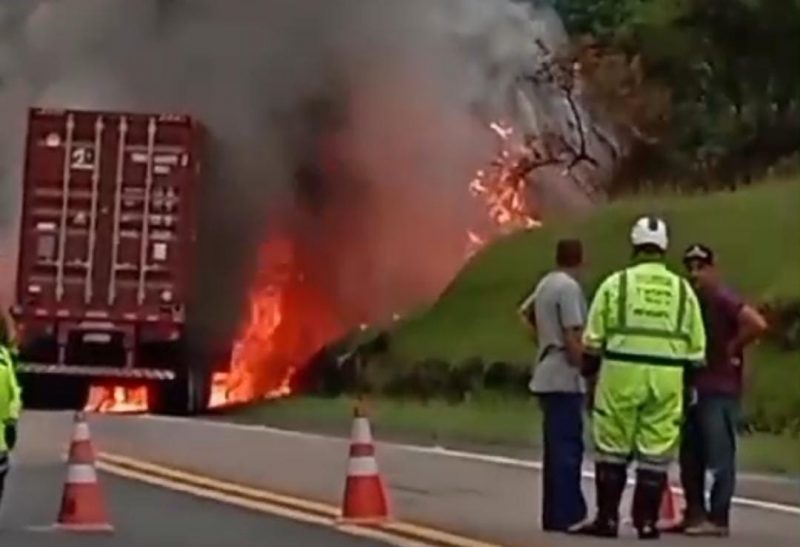 Acidente ocorreu na noite desta segunda-feira (19) – Foto: Pista Limpa/Divulga&ccedil;&atilde;o/ND