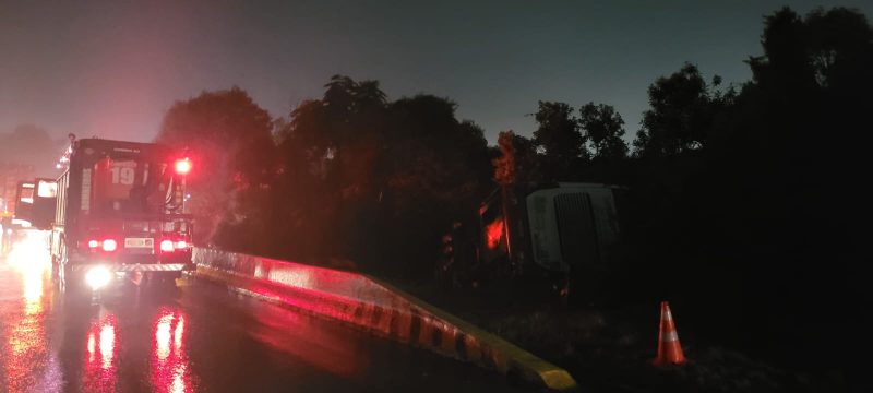 Ônibus com 39 pessoas cai de ribanceira em Lages 