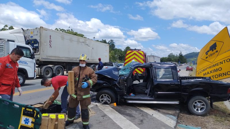 Bombeiros tiveram que retirar duas pessoas que estavam presas &agrave;s ferragens – Foto: Divulga&ccedil;&atilde;o/Reprodu&ccedil;&atilde;o/ND