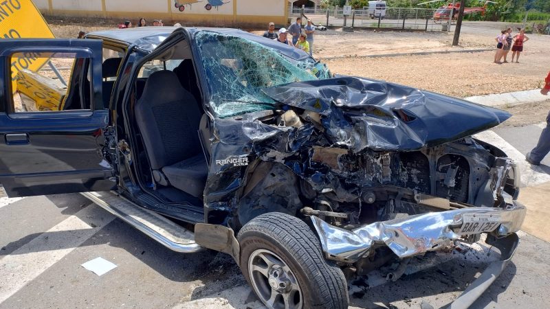 Os tr&ecirc;s ocupantes do ve&iacute;culo foram encaminhados ao hospital – Foto: Divulga&ccedil;&atilde;o/Reprodu&ccedil;&atilde;o/ND