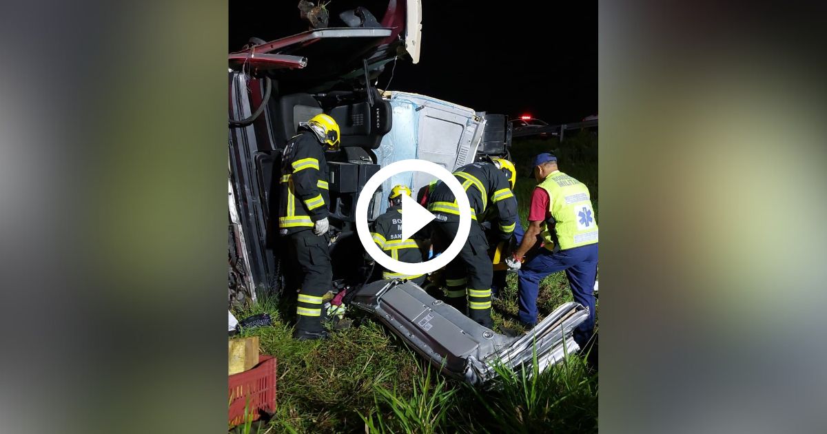 FOTOS E VÍDEO: Carreta Tomba às Margens Da BR-470 Em Blumenau E ...