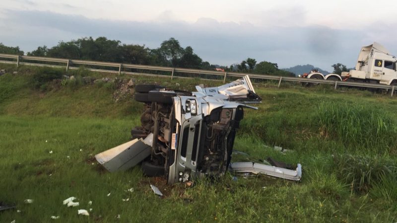 Fato aconteceu no in&iacute;cio da madrugada desta ter&ccedil;a-feira (6), no Viaduto da Mafisa, e carreta ainda estava tombada no local durante a manh&atilde; – Foto: Redes Sociais/Divulga&ccedil;&atilde;o/ND