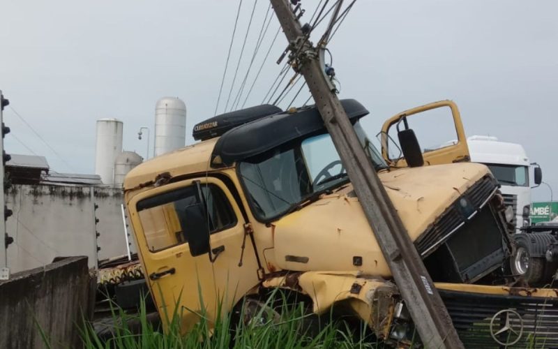 Caminhão destruído após acertar um poste em cheio em Itajaí