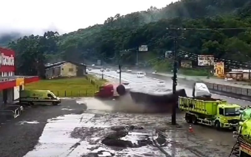 Imagens de câmeras de monitoramento de acidente ocorrido na BR-101, em Penha
