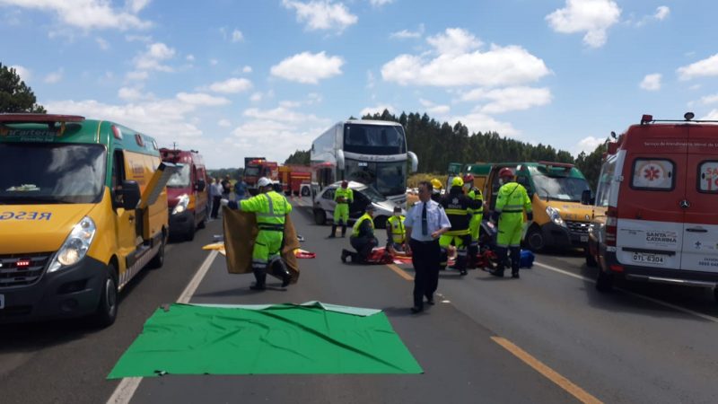 Acidente ocorrido na manh&atilde; deste s&aacute;bado (10) deixou uma v&iacute;tima fatal e feriu outras duas pessoas – Foto: Reprodu&ccedil;&atilde;o/Bombeiros/ND