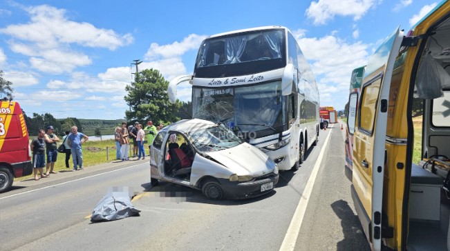 Acidente necessitou da interdi&ccedil;&atilde;o das duas pistas para os procedimentos dos Bombeiros – Foto: Reprodu&ccedil;&atilde;o/Not&iacute;cia no ato/ND