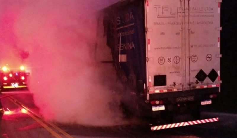 Acidente deixa caminhão incendiado na BR-282 em SC