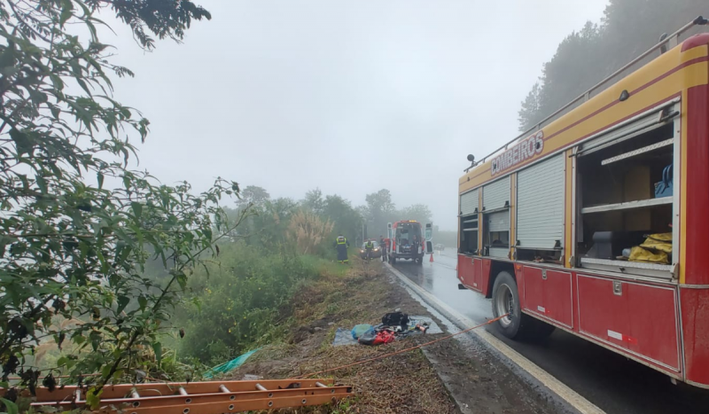 Foto mostra caminhão dos bombeiros em meio a neblina e árvores