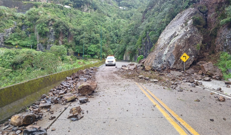 Serra do Rio do Rastro - Na foto, rocha gigante aparece em trecho de rua