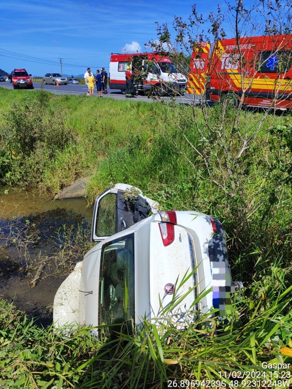 Condutor estava “visivelmente alterado” e fugiu pela arrozeira pr&oacute;xima ao local do acidente – Foto: Corpo de Bombeiros Militar de Gaspar/Reprodu&ccedil;&atilde;o/ND