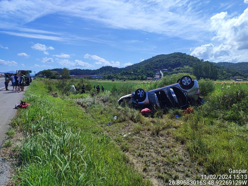 Motorista de um dos veículos fugiu pela arrozeira próxima ao local do acidente 