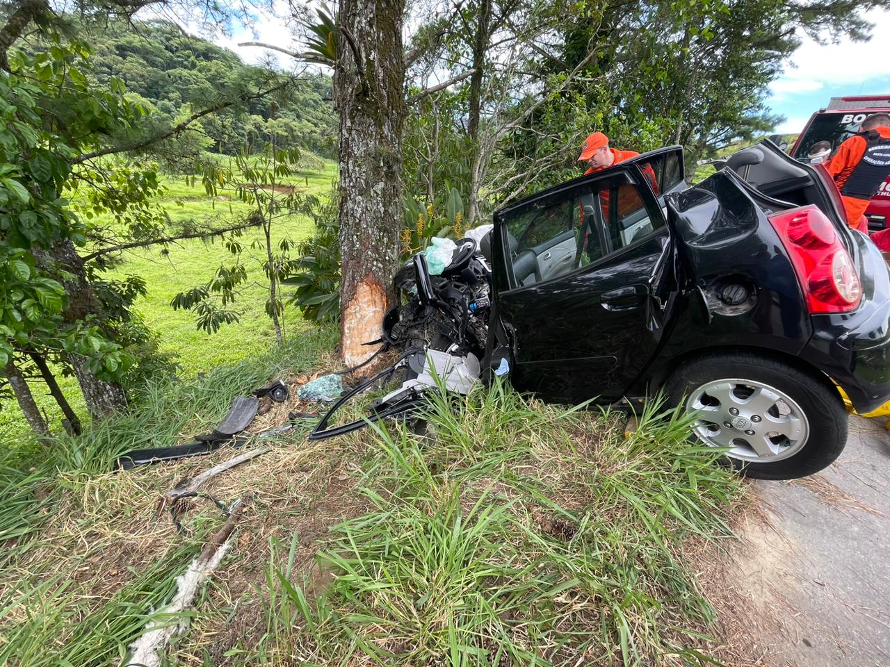 Uma pessoa que estava no banco traseiro não sofreu ferimentos - Raphael Carrasco/Jornal de Pomerode