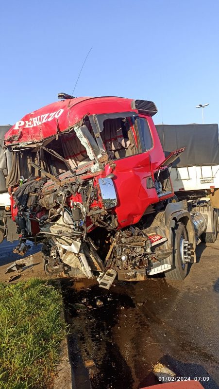 O motorista que transitava pela BR-282 fazia sentido, Joa&ccedil;aba/S&atilde;o Miguel do Oeste colidiu na outra carreta que transitava pela BR 153 – Foto: Corpo de bombeiros/Reprodu&ccedil;&atilde;o/ND