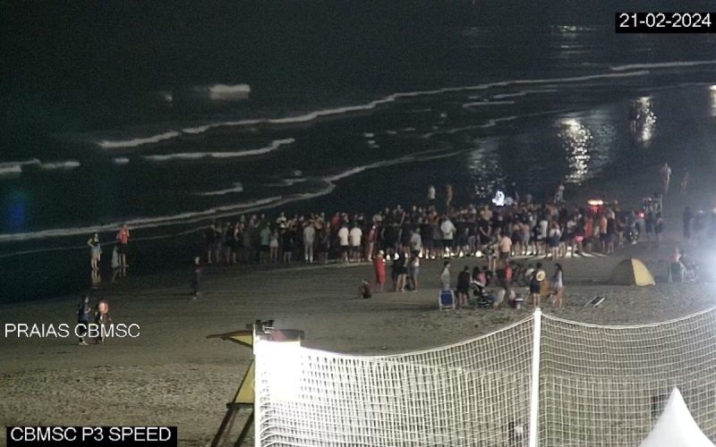 Imagens de câmeras de segurança do resgate de adolescente afogado na Praia Central de Balneário Camboriú