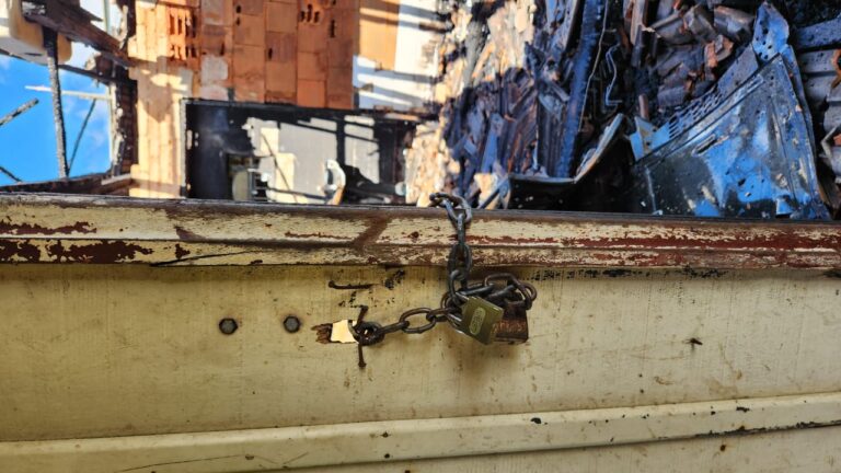 imagem do cadeado que trancava a porta do casebre onde alemão foi encontrado morto após incêndio 