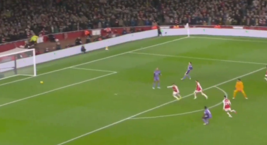 Alisson, goleiro da Seleção Brasileira, cometeu falha bizarra