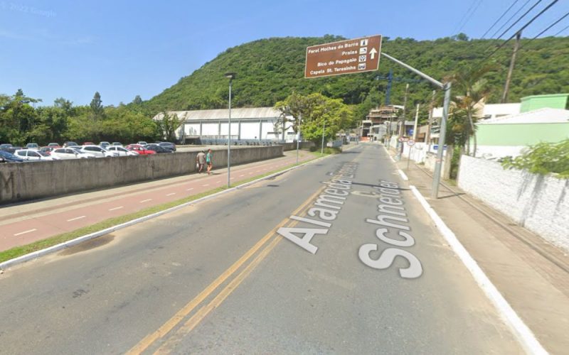 Imagem da alameda Ernesto Schneider, em Itajaí, vista pelo Google Street View, com trânsito vazio