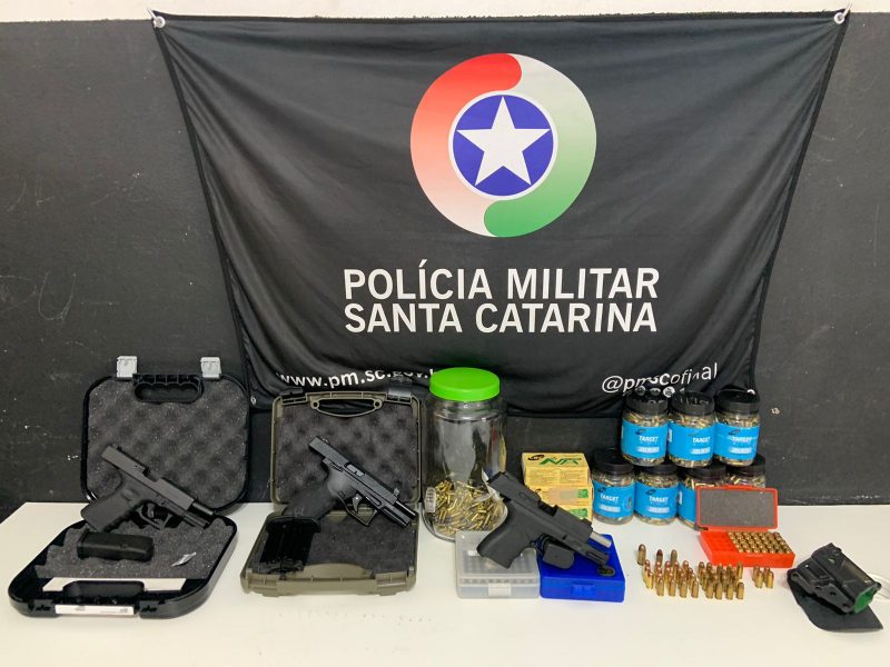 foto das armas e munições apreendidas pela PM