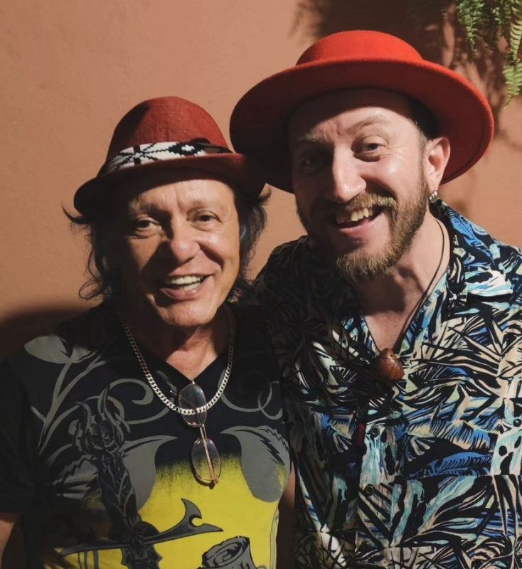 O baiano Armandinho Macedo fez participa&ccedil;&atilde;o especial na grava&ccedil;&atilde;o da m&uacute;sica Alvoro&ccedil;o, um frevo que &eacute; uma homenagem do catarinense John Mueller (&agrave; direita) – Foto: Instagram/Reprodu&ccedil;&atilde;o