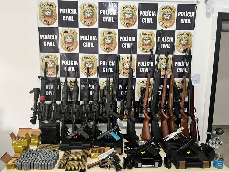 Arsenal de armas foi localizado durante a opera&ccedil;&atilde;o nesta sexta-feira (16) – Foto: Pol&iacute;cia Civil/Reprodu&ccedil;&atilde;o/ND