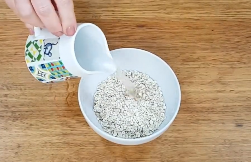 Aveia é hidratada para ser a base do creme vegetal - Foto: Nutricionista Patricia Leite/Reprodução/ND