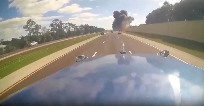 Aeronave bateu em carro e explodiu em rodovia movimentada dos EUA – Foto: Reuters/R7/Reprodu&ccedil;&atilde;o/ND