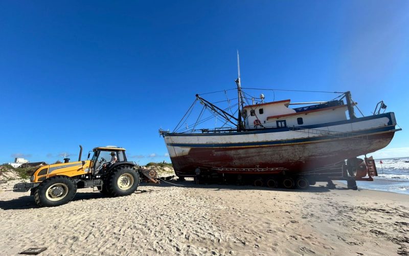 Barco encalhado na Praia Central de Navegantes durante processo de remoção