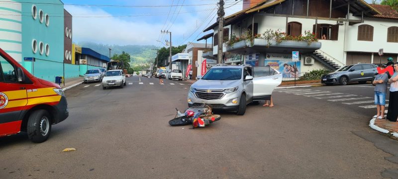 Bombeiro de folga socorre motociclista após acidente em Mondaí