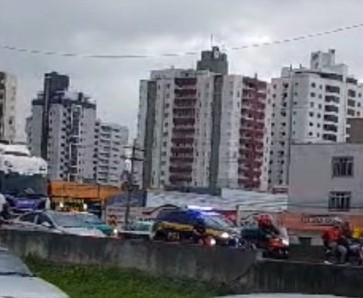 Tr&acirc;nsito na BR-101 com acidente entre moto e caminh&atilde;o – Foto: Reprodu&ccedil;&atilde;o/ND