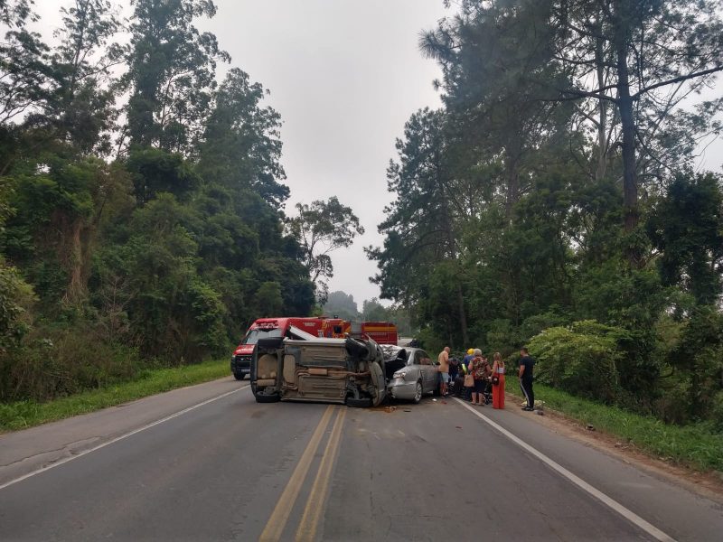 Carro capota ap&oacute;s acidente na BR-470 – Foto: Divulga&ccedil;&atilde;o/Reprodu&ccedil;&atilde;o/ND