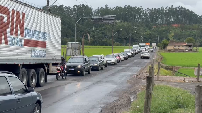 Motoristas de caminh&atilde;o s&atilde;o obrigados a ir pela BR-282, trajeto de 200 km a mais – Foto: Moises Stuker/NDTV